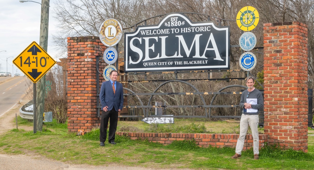 Auburn professors Keith Hébert and Richard Burt with sign "Welcome to Historic Selma"